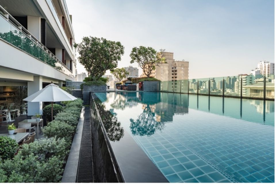 Der Swimmingpool im elften Stock des „MUU Bangkok“ bietet einen fantastischen Ausblick auf das beliebte Thonglor-Viertel