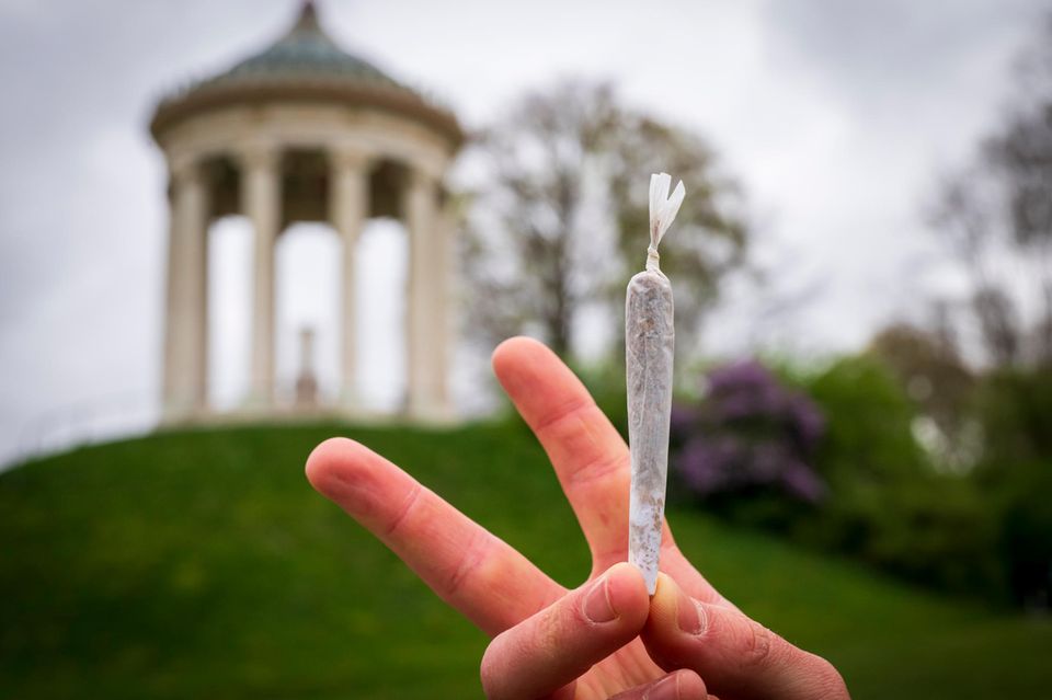 Mann hält Joint in der Hand