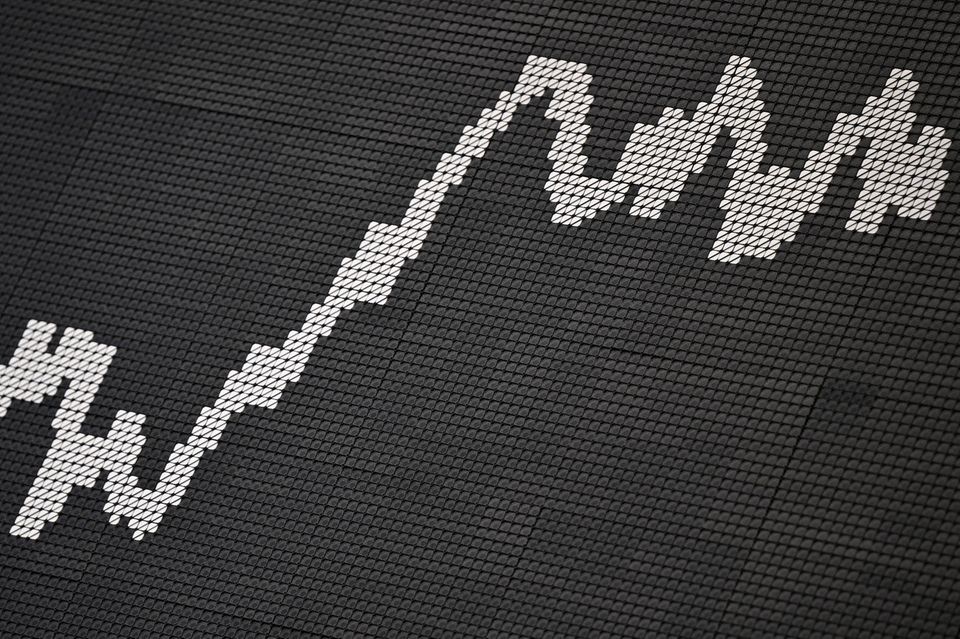 Auf einer Anzeigetafel im Handelssaal der Frankfurter Börse ist der Kursverlauf des Dax zu sehen