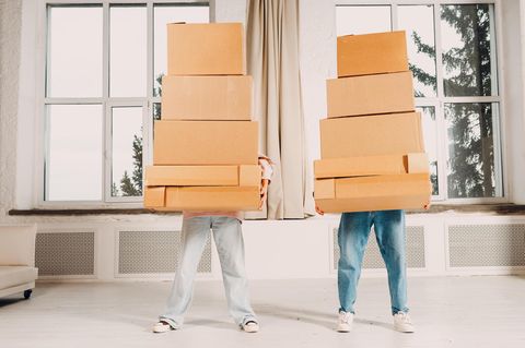 Ein Paar trägt Umzugskisten Ein Paar trägt Umzugskisten