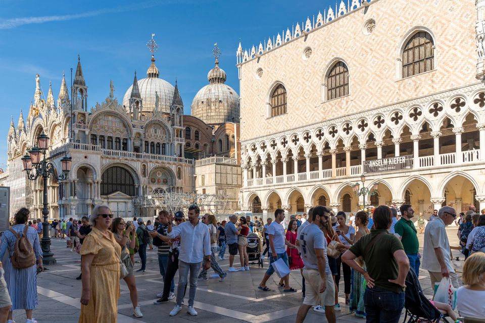 Touristenmassen in der italienischen Stadt Venedig