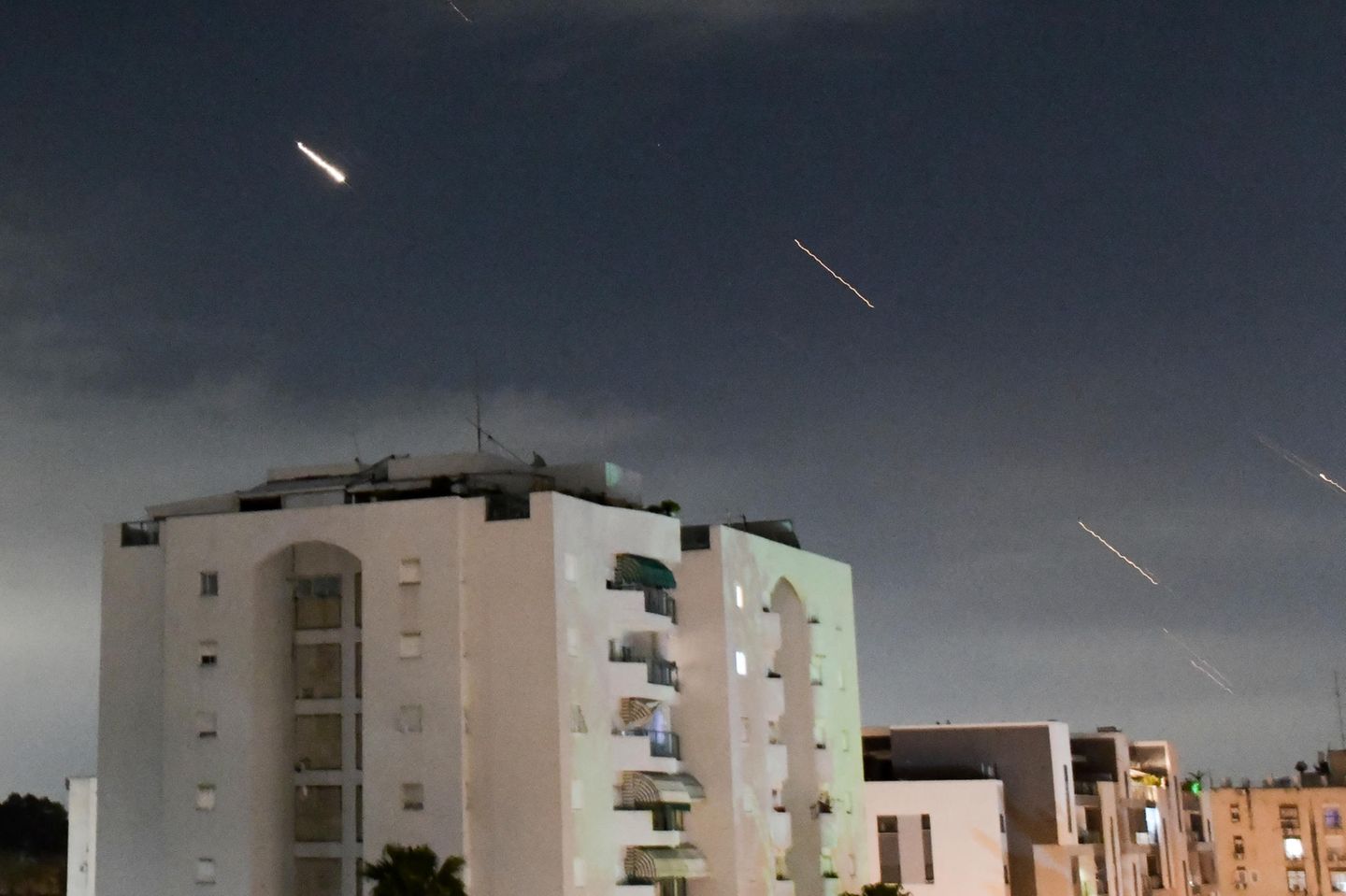 Das israelische Luftabwehrsystem Iron Dome fängt vom Iran abgefeuerte Raketen ab