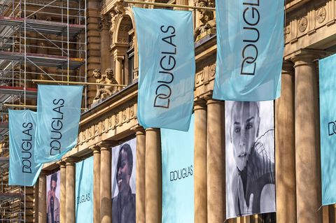 Die Parfümeriekette Douglas ist im März an die Börse zurückgekehrt. Die Aktie sackte schon am ersten Handelstag unter den Ausgabepreis