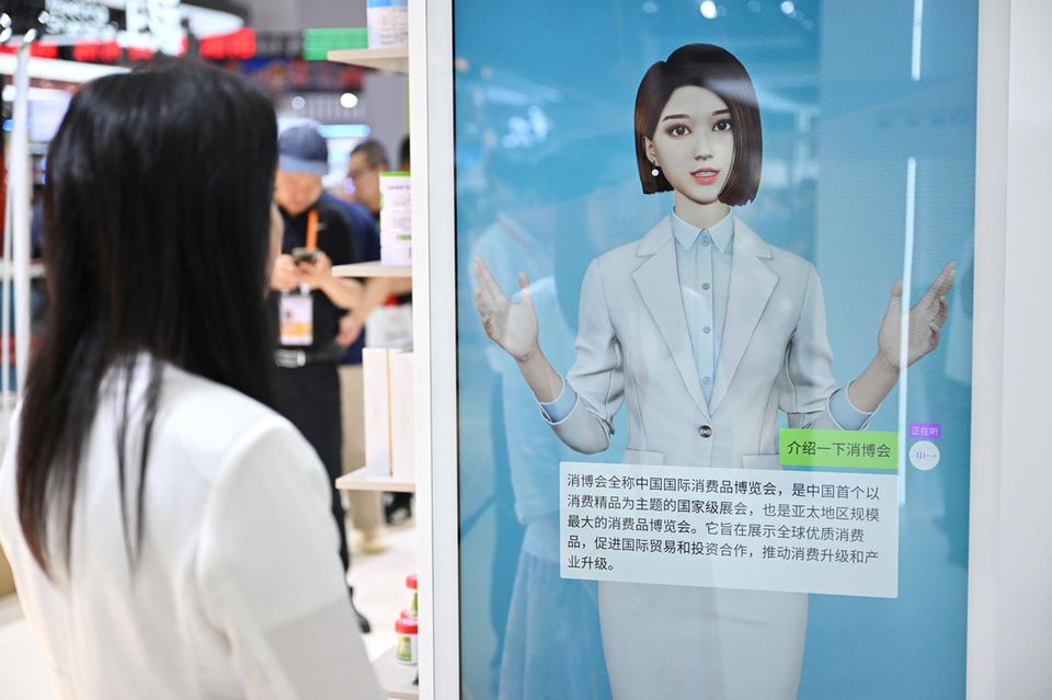 Ein KI-basierter Avatar begrüßt Besucher auf der Internationalen Konsumgütermesse im südchinesischen Haikou