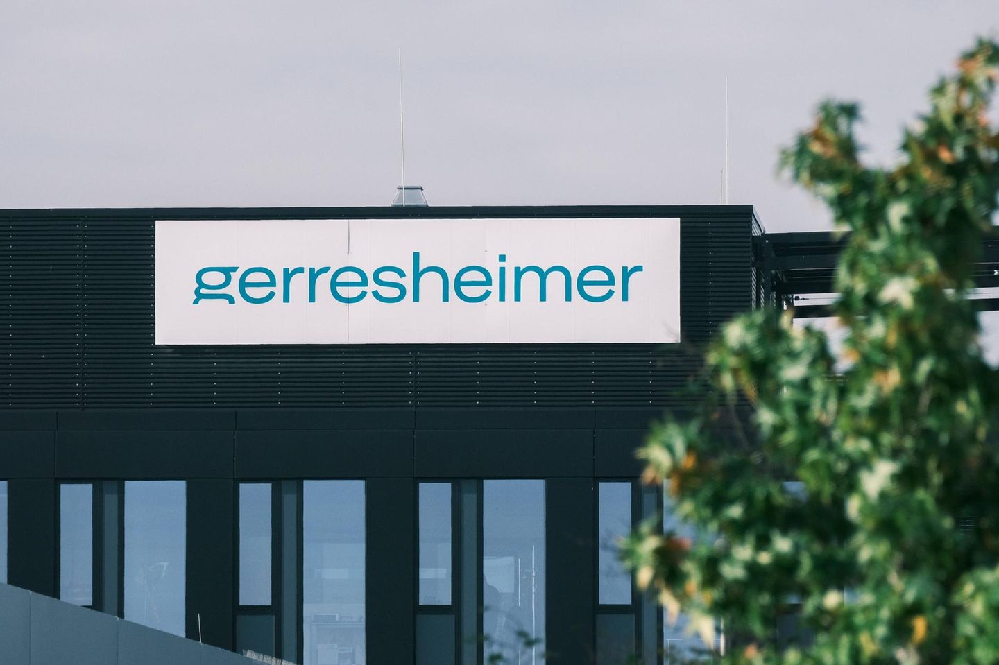 Gerresheimer-Schriftzug auf einem Bürogebäude