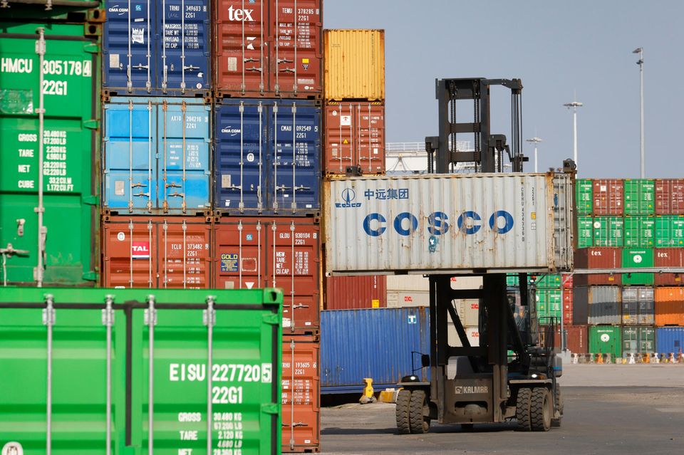 Am Duisburger Hafen kommen viele Waren aus China an