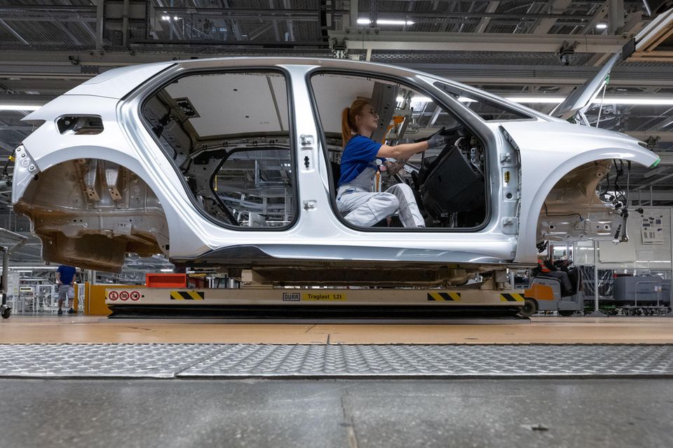 Ein Modell der neuen Generation des ID.3 wird im Werk von Volkswagen in Zwickau montiert