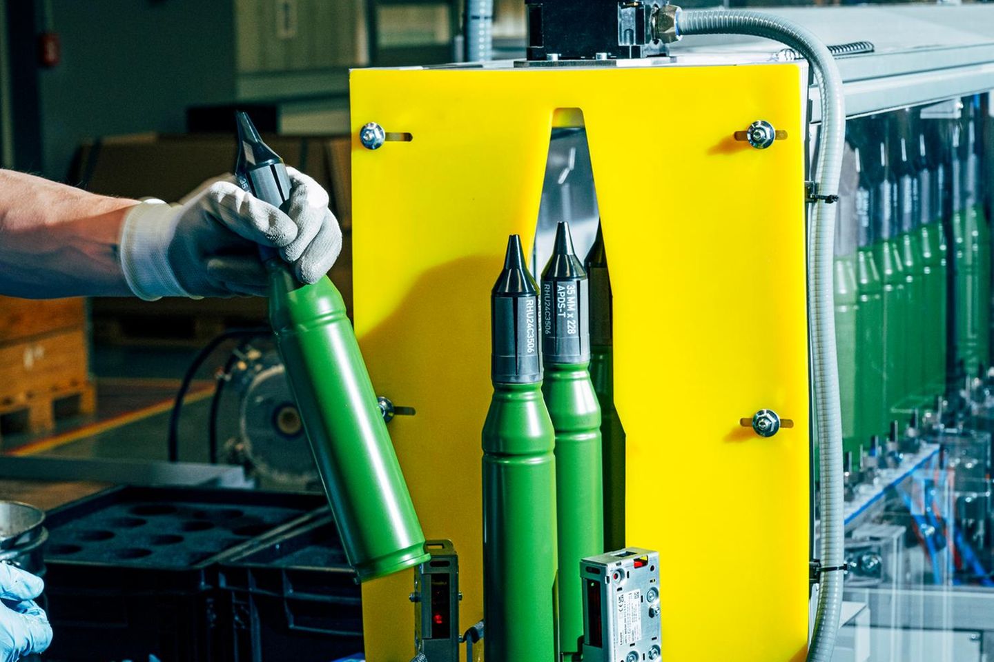 Produktion von 35-mm-Patronen bei Rheinmetall