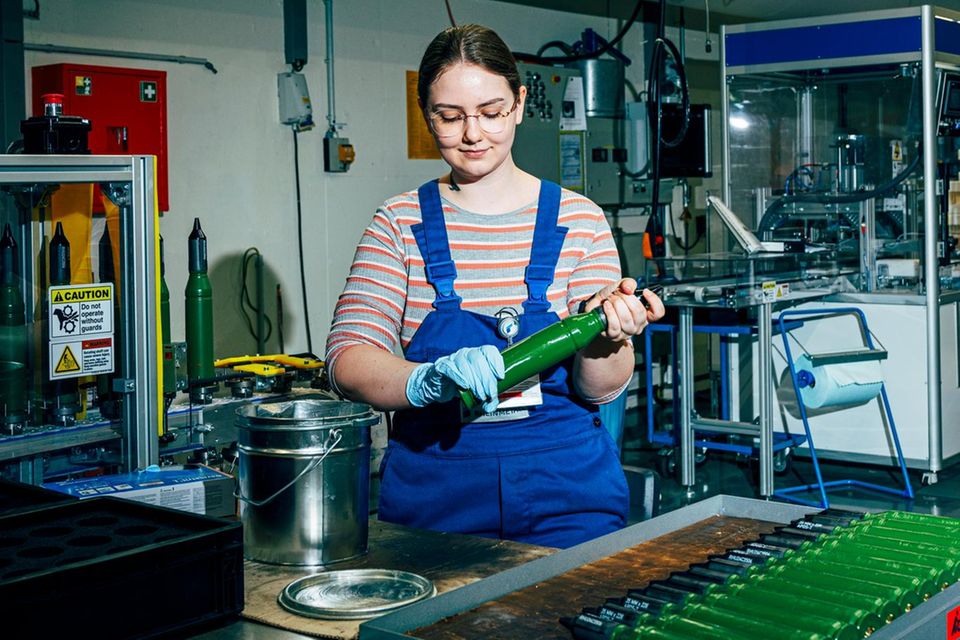 Dana Stocker prüft im Werk die Patronen