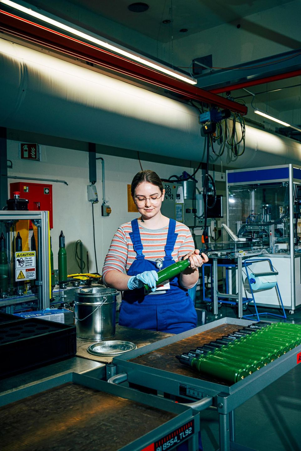 Dana Stocker prüft im Werk die Patronen