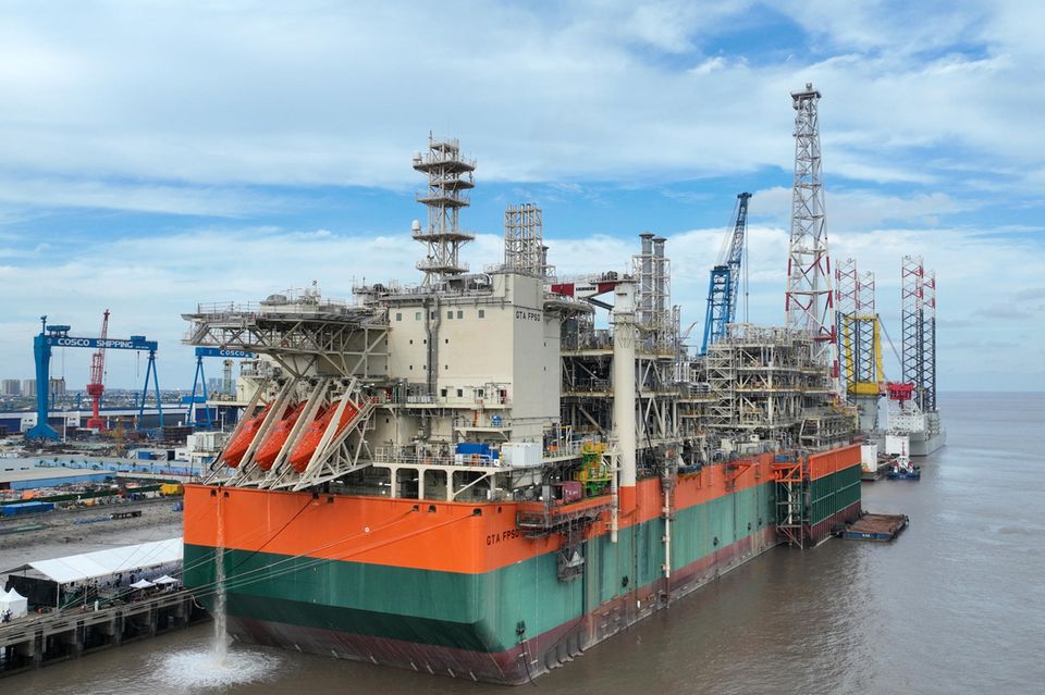 Die schwimmende Erdgasförderanlage der chinesischen Cosco Offshore Shipping vor der Abfahrt von Qidong zur Westküste Afrikas. 