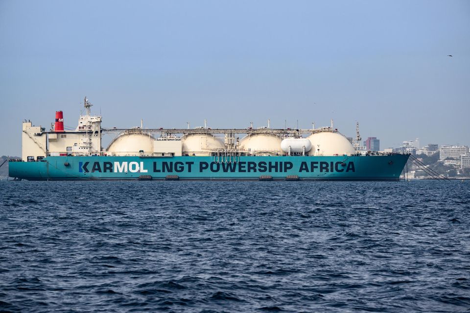Senegal importiert LNG für ein schwimmendes Kraftwerk. Der Gasfrachter lag auch während des Besuchs von Kanzler Scholz vor Dakar. 