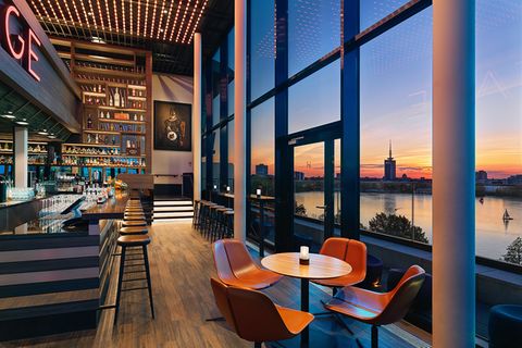 Stilvolles Netzwerken: Die Heritage Rooftop Bar des Le Méridien bietet einen spektakulären Blick über die Alster und Innenstadt-Skyline