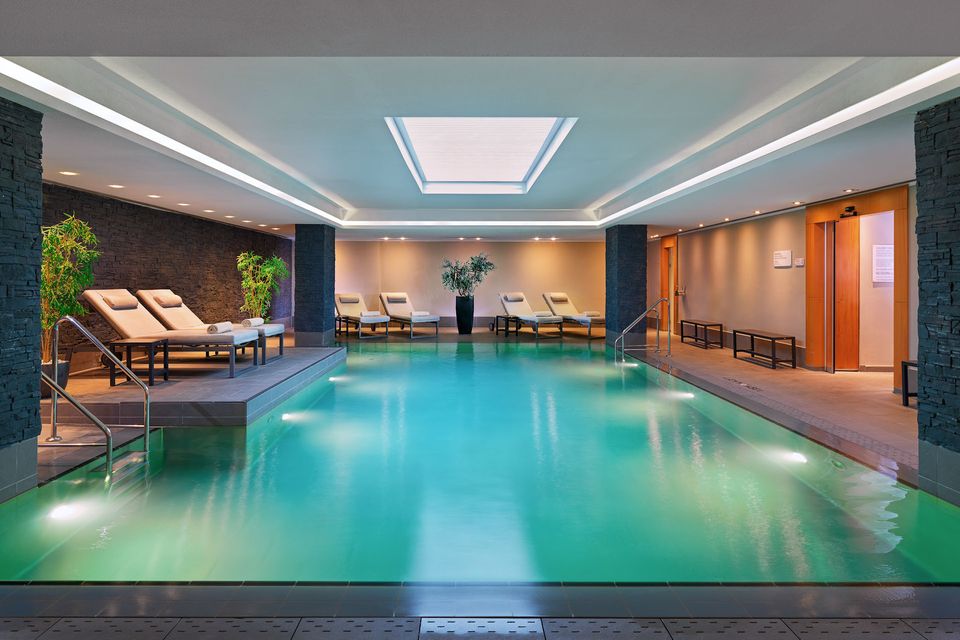 Business trifft Pleasure: Der Spa-Bereich und Pool sowie das Gym sind für ein eher auf Meetings ausgerichtetes Hotel recht üppig ausgefallen