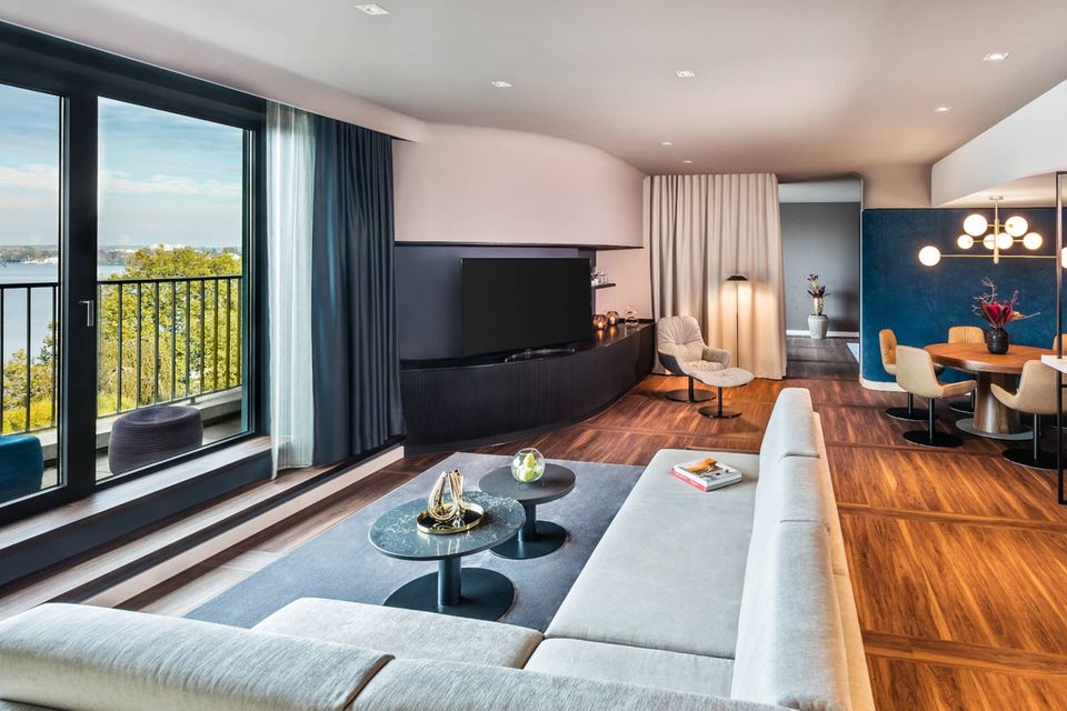 Platz mit Aussicht: Die großzügigen Zimmer – hier die „Prestige Lake Suite“ – verfügen alle über bodentiefe Fenster 
