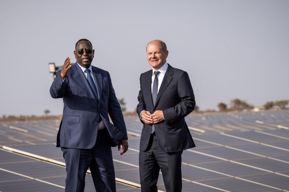 Bundeskanzler Scholz besuchte im Mai 2022 den Senegal: Mit dem damaligen Präsidenten Macky Sall eröffnete er eine Photovoltaikanlage