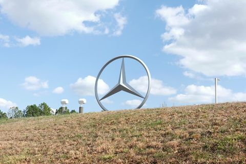 Mercedes-Stern vor dem Werk des Autobauers in Vance, Alabama