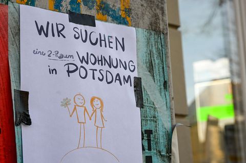 Ein häufiges Bild in deutschen Städten: Eine Wohnungssuche per Aushang direkt an der Straße