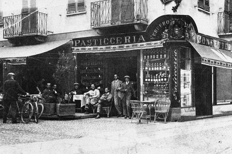 In den 1940er Jahren eröffnen die Ferrero-Brüder eine Pasticceria in Alba