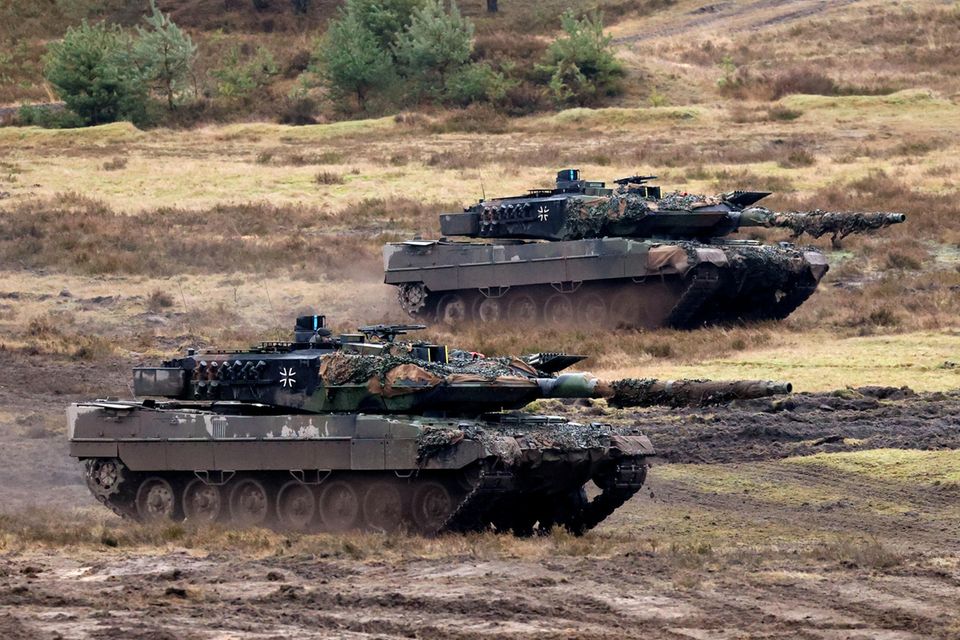 Zwei Leopard 2 A6 Kampfpanzer fahren durchs Gelände
