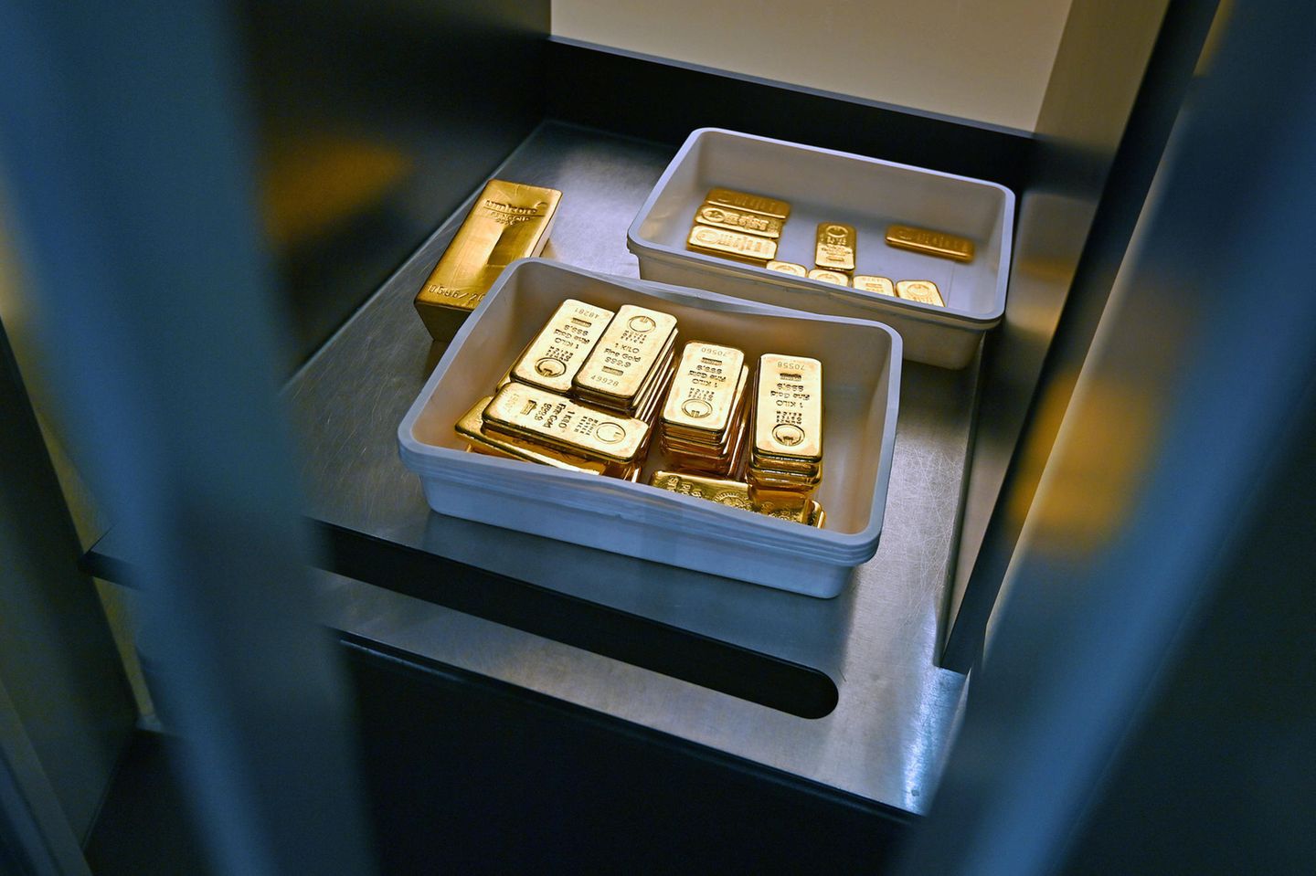 Goldbarren im Tresorraum vom Goldhaus Pro Aurum in München