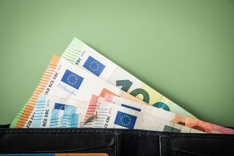 Schwarze Geldbörse mit unterschiedlichen Euro-Scheinen