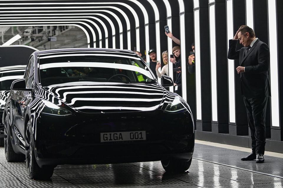 Elon Musk im Tesla-Wekt in Grünheide