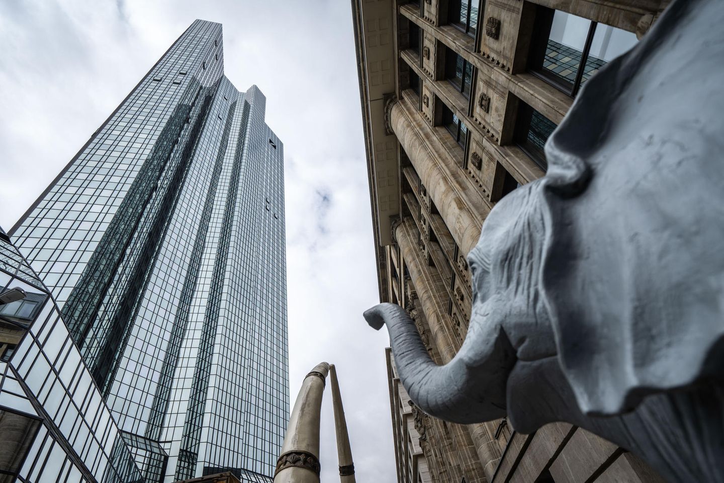 Blick auf die Zwillingstürme der Zentrale der Deutschen Bank in Frankfurt am Main