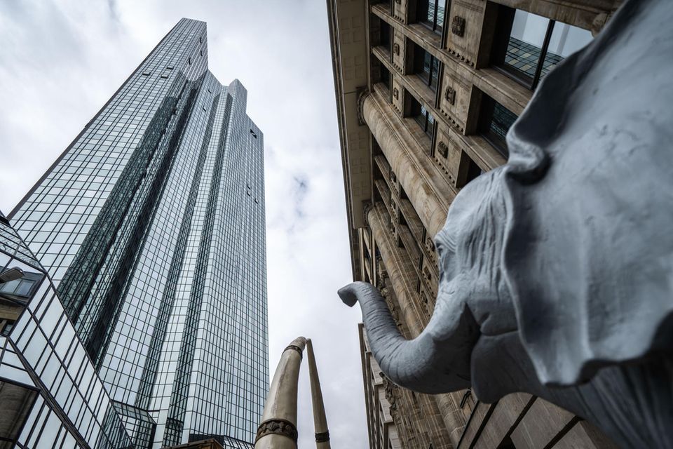 Blick auf die Zwillingstürme der Zentrale der Deutschen Bank in Frankfurt am Main