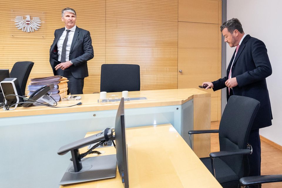Der Insolvenzverwalter hat bislang nur etwa 47 Mio. der Forderungen anerkannt. Sie stammen hauptsächlich von Benkos Familienstiftung und der Signa Holding, die beide ebenfalls insolvent sind. Das Finanzamt hat nach Angaben des Verbandes Creditreform Steuerrückstände von 8 Mio. Euro angemeldet. Abgewiesene Gläubiger können nun in einem Zivilprozess um ihr Geld kämpfen. Hier ist Benko mit Insolvenzrichter Hannes Seiser zu sehen.