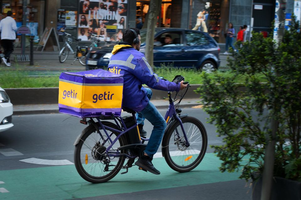 Ein Bote vom Lieferdienst Getir fährt in Berlin mit seinem Fahrrad