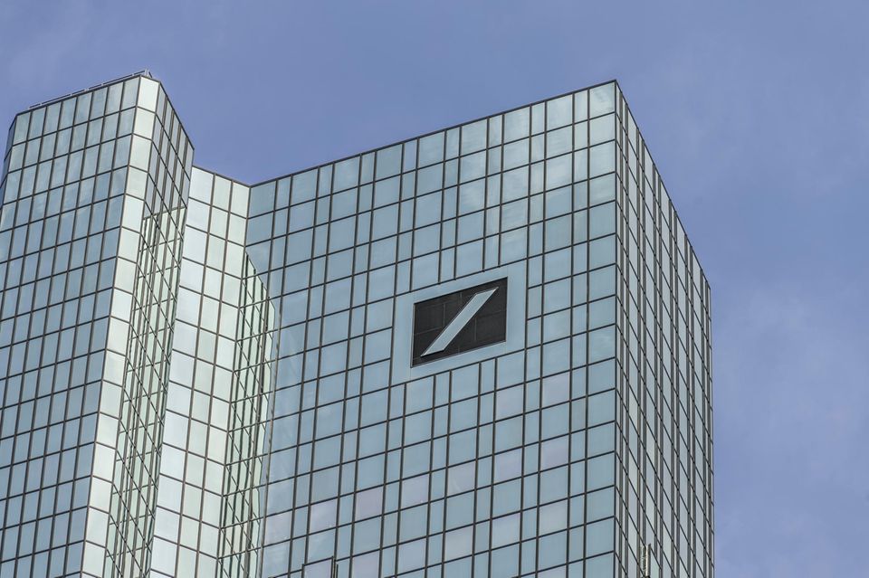 Logo auf dem Gebäude der Deutschen Bank in Frankfurt