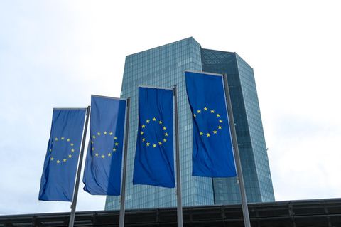 Europaflaggen wehen vor dem EZB-gebäude in Frankfurt