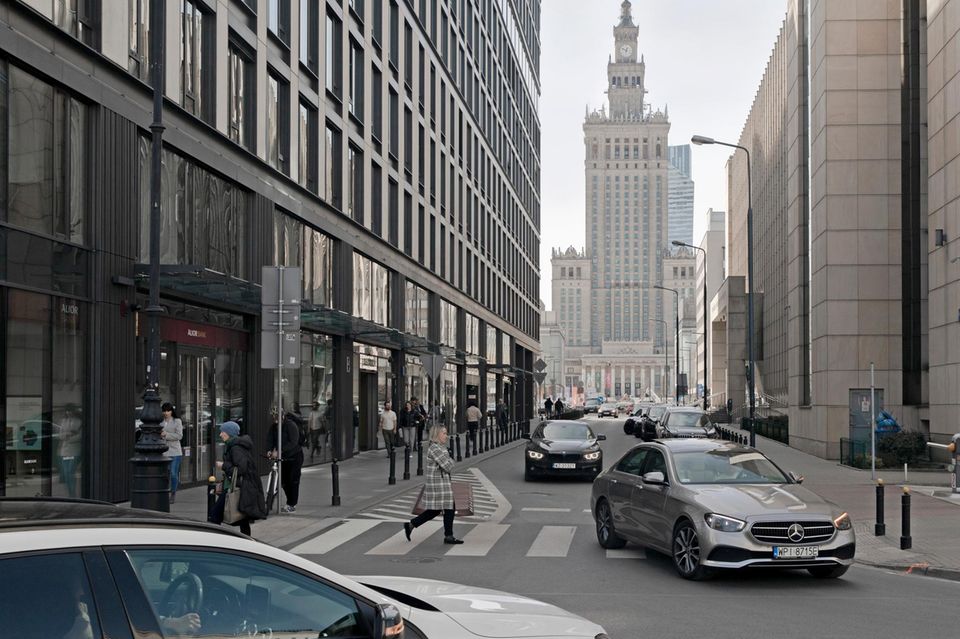 Einkaufsstraße in Warschau vor dem Kulturpalast