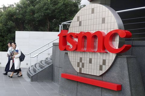 TSMC-Logo am Eingang zu einem Gebäude der Firma