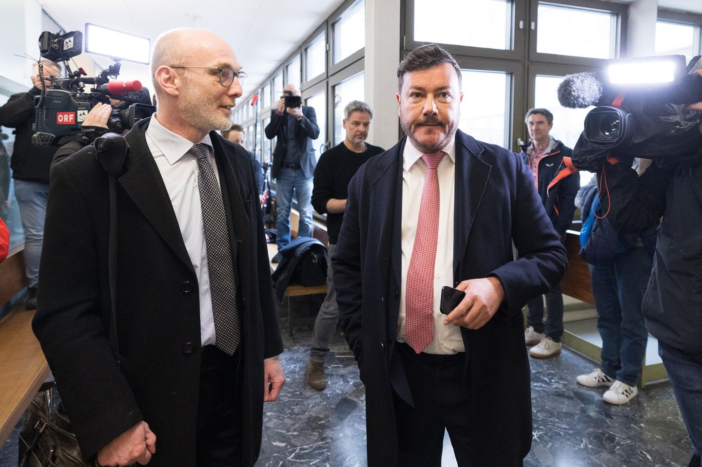 Signa-Gründer René Benko (r.) am Mittwoch bei einem Gerichtstermin in Innsbruck. Es war sein erster Auftritt seit dem Kollaps seines Konzerns. Öffentlich geäußert hat er sich bisher nicht