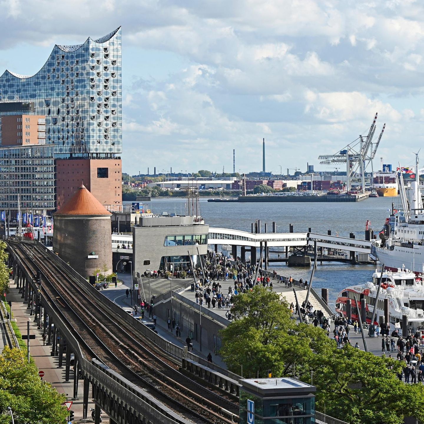 Blick auf den Hamburger Hafen mit der Elnphilharmonie im Hintergrund