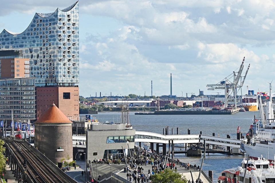 Blick auf den Hamburger Hafen mit der Elnphilharmonie im Hintergrund