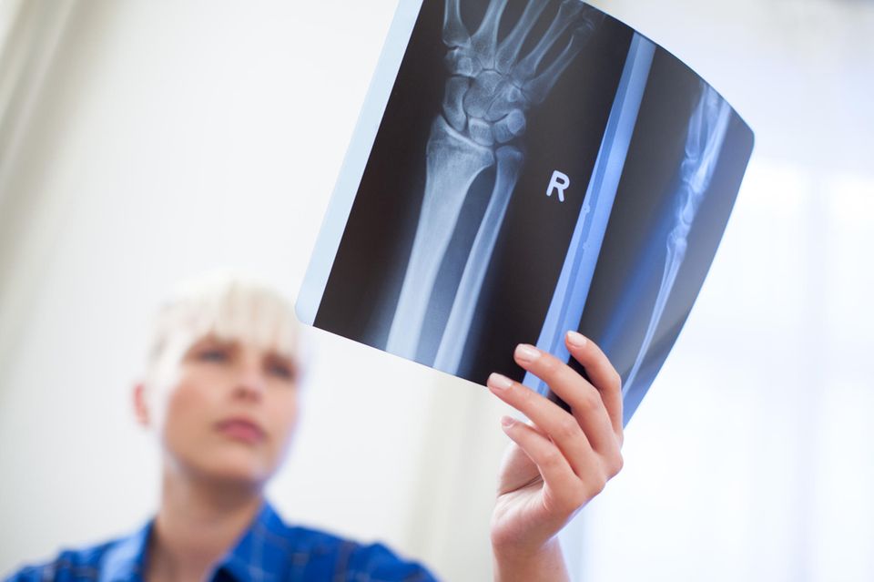 Eine Frau betrachtet Röntgenbilder