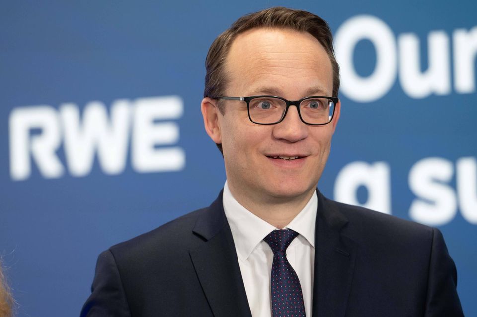 Die Dominanz von Linkedin bei den CEOs spiegelt sich auch in Platz zwei für Markus Krebber von RWE wider. Er war der Analyse zufolge zwar nur auf Linkedin aktiv, dafür aber sehr intensiv und aktiver als zuvor. 2,7 Punkte in der Endnote bedeuteten Platz zwei. 