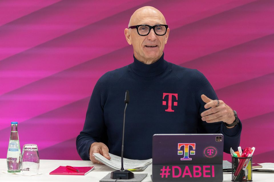 Kein anderer Dax-CEO war zuletzt laut der Analyse stärker auf Instagram präsent als Timotheus Höttges von der Deutschen Telekom. Er überzeugte zudem mit seinem „Buzz-Wert“. Dass es am Ende nur für Platz sieben und 1,8 Punkte reichte, lag laut den Experten an der im Vergleich zur vorherigen Untersuchung 2021 schlechteren Bilanz auf Linkedin. 