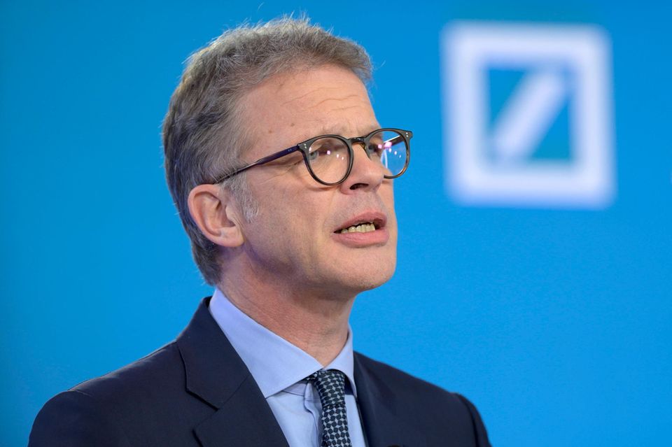 Auf Platz zehn kam Christian Sewing von der Deutschen Bank. Dafür reichte in der Untersuchung bereits ein Wert von 0,8 auf einer Skala von minus 10 bis plus 10. Sewing war den Angaben zufolge nur auf Linkedin aktiv – und gab damit den Trend für dieses Ranking vor. 