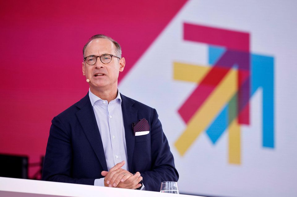 Oliver Bäte von der Allianz ist laut der Untersuchung der aktivste Dax-CEO in sozialen Netzwerken. Bäte konnte sich um 2,6 auf 3,3 Punkte verbessern und stieg damit vom achten auf den ersten Platz des Rankings. Auch bei ihm war insbesondere Linkedin der Schlüssel zum Erfolg. „Besonders auffällig sind der Anstieg seiner Followerzahl und deren Interaktion auf dem Profil“, hieß es. Allerdings könne Bäte noch mehr posten, fanden die Experten. 