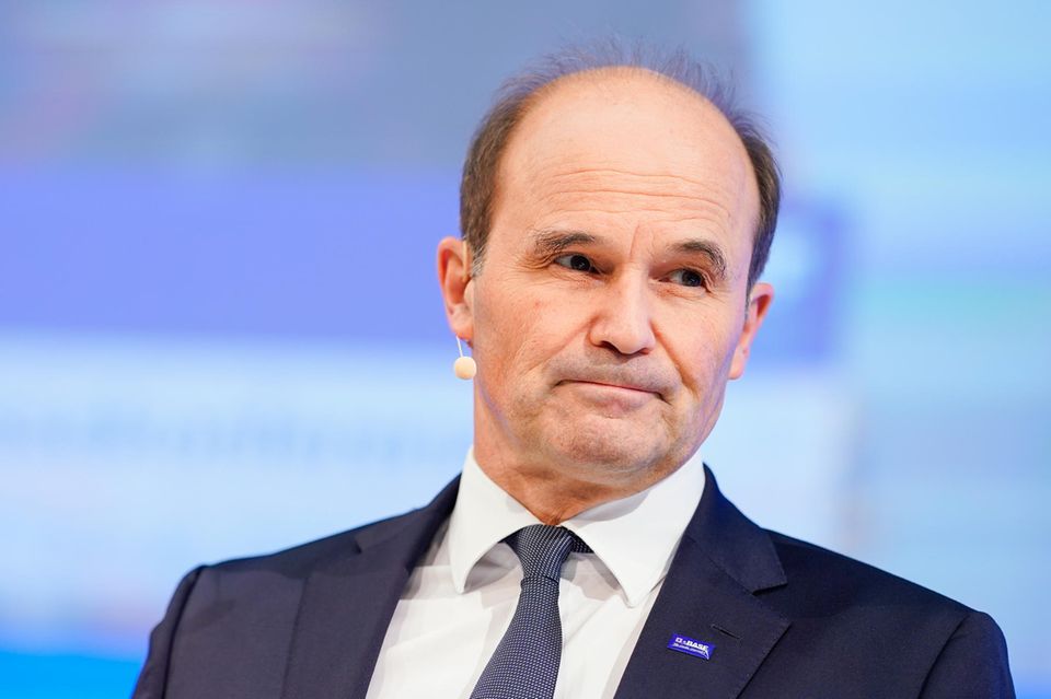 Keiner der 18 CEOs, bei denen ein Vergleich mit den Vorjahren möglich war, hat sich den Angaben zufolge so sehr verbessert wie Martin Brudermüller. Der mittlerweile abgelöste CEO der BASF hatte 2019 wegen ausbleibender Aktivitäten in sozialen Netzwerken den schlechtesten Wert von minus 10 Punkten erhalten. Nun kam er auf 2,7 Punkte. Das gelang Brudermüller allein durch zahlreiche Posts und viele Follower auf Linkedin. 
