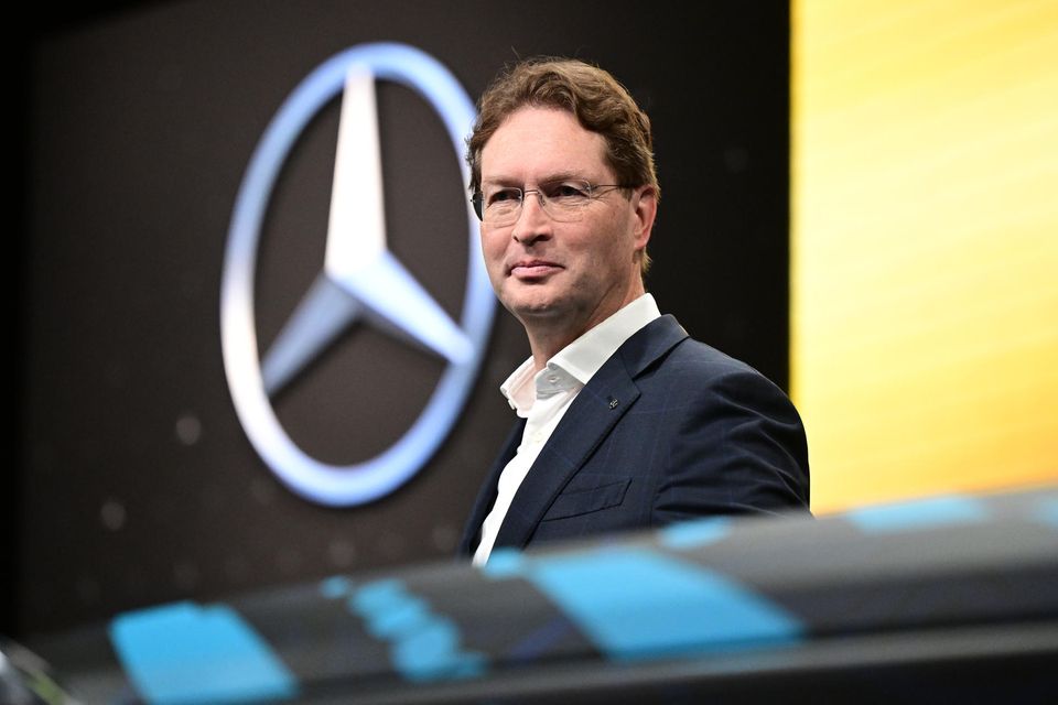 „Eine durchgehende und positive Steigerung im Kommunikationsverhalten legt Ola Källenius hin“, lobte die Untersuchung hingegen den Social-Media-Auftritt des CEO der Mercedes-Benz Group. „Er hat die höchste Follower-Anzahl, bietet aber vergleichsweise nicht genügend Interaktionen“, lautete die Begründung für Platz sechs (2,4 Punkte). 