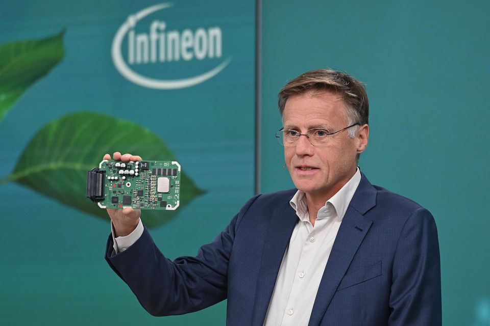 1,2 Punkte brachten Jochen Hanebeck von Infineon Platz acht im Ranking der besten Social-Media-CEOs ein. „Während die Interaktionen auf Linkedin auf hohem Level angesiedelt sind, zieht die Followerzahl nicht mit“, lautete das Urteil. Moniert wurden zudem vergleichsweise wenige Posts des CEO. Hanebeck sei außerdem nicht auf X oder Instagram aktiv. 