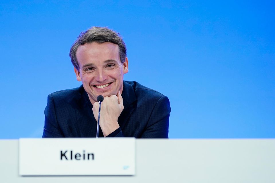 SAP-CEO Christian Klein hatte im vorherigen Ranking der besten Social-Media-CEOs den ersten Platz belegt. Die Präsenz auf Linkedin trug nun maßgeblich zum Ergebnis von 2,4 Punkten bei. Abstriche gab es für die überschaubare Zahl von Posts auf X und Instagram, wie es bei der Vorstellung der Zahlen hieß. Der SAP-Chef stieg damit vom ersten auf den fünften Platz ab. 