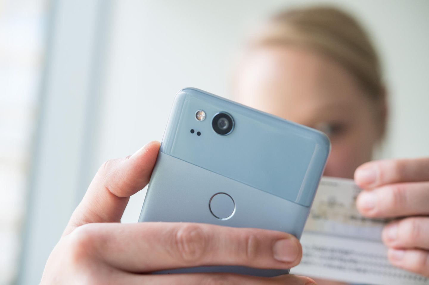 Eine Frau identifiziert sich per Smartphone in einem Video-Ident-Verfahren