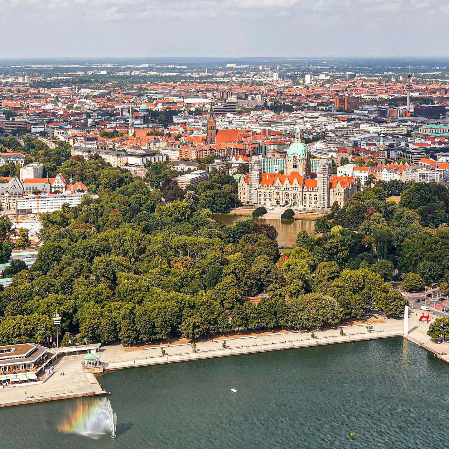 Blick über den Maschsee aufs Neue Rathaus in Hannover