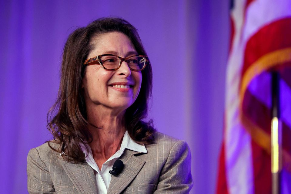 Abigail Johnson lächelt während sie bei einer Konferenz auf dem Podium sitzt